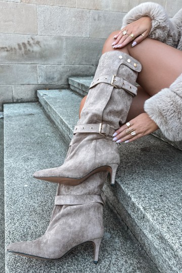 botas altas slip-on con tacones delgados, correas y hebillas en color arena Isabeau
