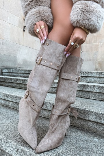 botas altas slip-on con tacones delgados, correas y hebillas en color arena Isabeau 2
