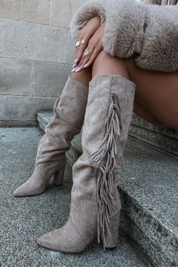 Botas altas arrugadas y cálidas con tacones y borlas en color arena Karmelle