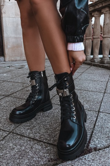 Botines de trabajo aislados con tacones decorados en negro Ardelisse