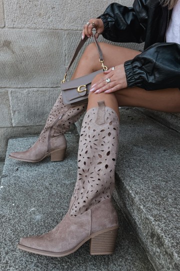 Botas altas de estilo cowboy con tacones en color arena Salirae
