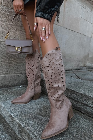 Botas altas de estilo cowboy con tacones en color arena Salirae 2