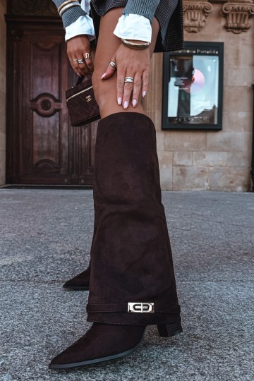 Botas altas cálidas con caña cosida y tacones en marrón Jorella
