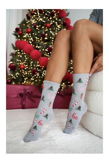 Calcetines grises para mujer con árboles de Navidad Ho Ho Ho