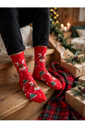 Calcetines para hombres con renos sonrientes y árboles de Navidad en rojo