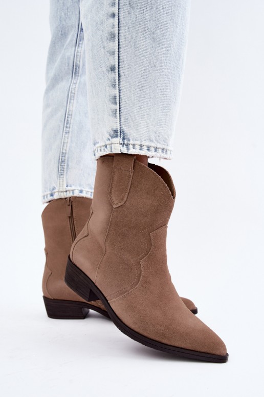 Botas de vaquero de ante color arena con tacón bajo Delsa