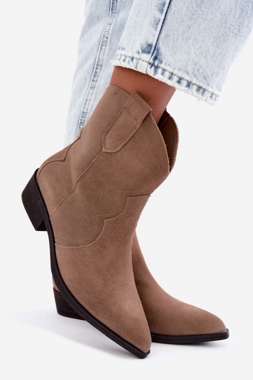 Botas de vaquero de ante color arena con tacón bajo Delsa