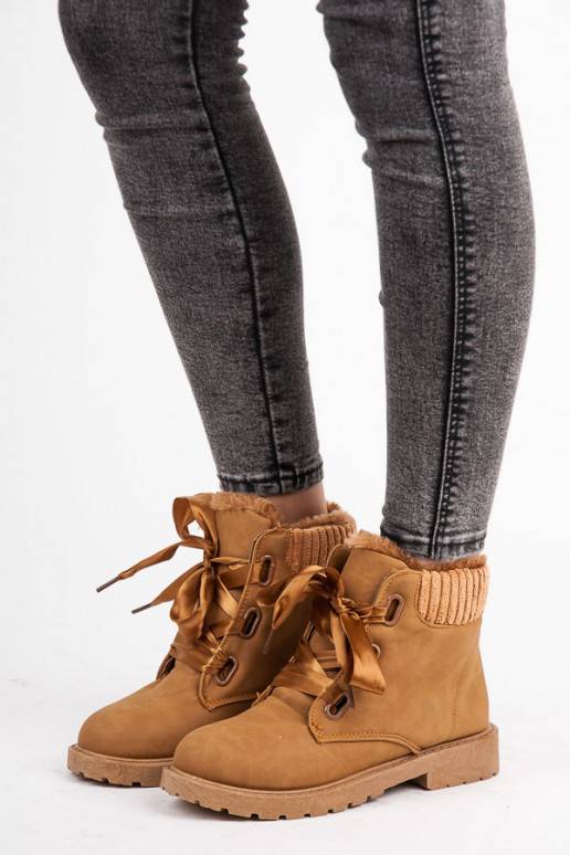 Botas marrones con botas de raso.