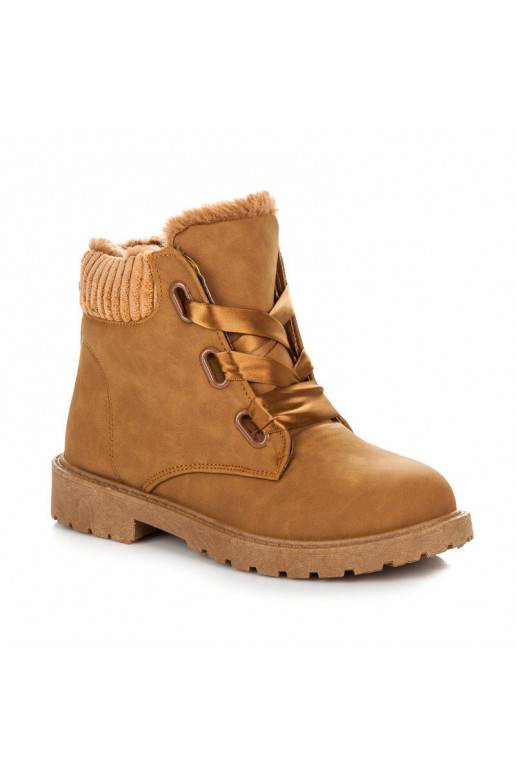Botas marrones con botas de raso.