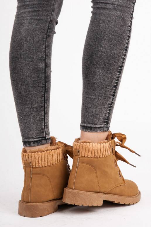 Botas marrones con botas de raso.