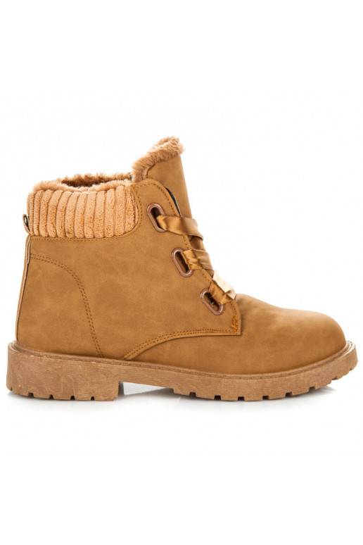 Botas marrones con botas de raso.
