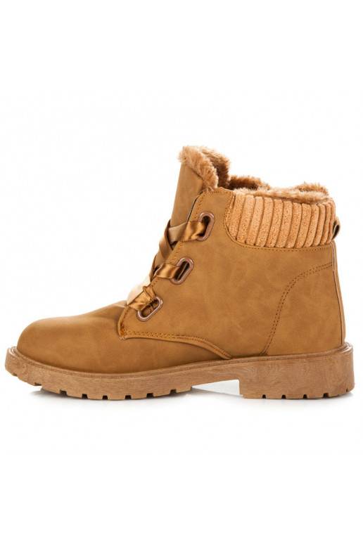 Botas marrones con botas de raso.