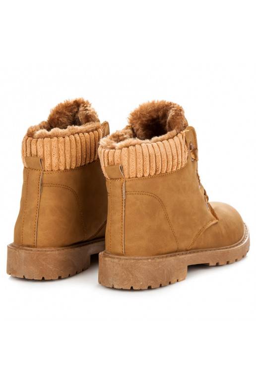Botas marrones con botas de raso.