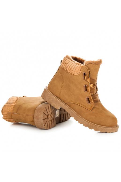 Botas marrones con botas de raso.