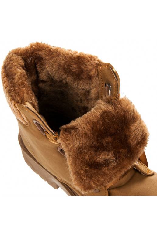 Botas marrones con botas de raso.