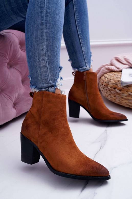 Botas con tacón confeccionadas en ante marrón Niki BAT_RV9524 CAMEL