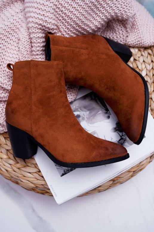 Botas con tacón confeccionadas en ante marrón Niki BAT_RV9524 CAMEL