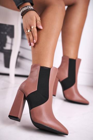 Botas de mujer con tacón en color rosa. 2