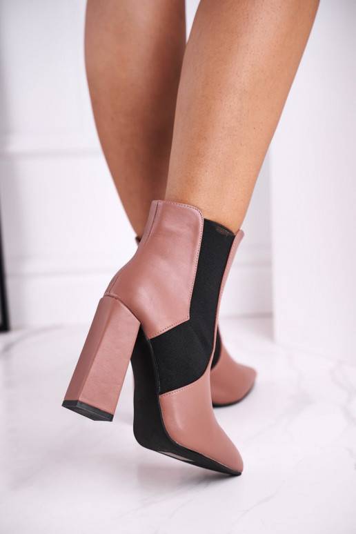 Botas de mujer con tacón en color rosa.