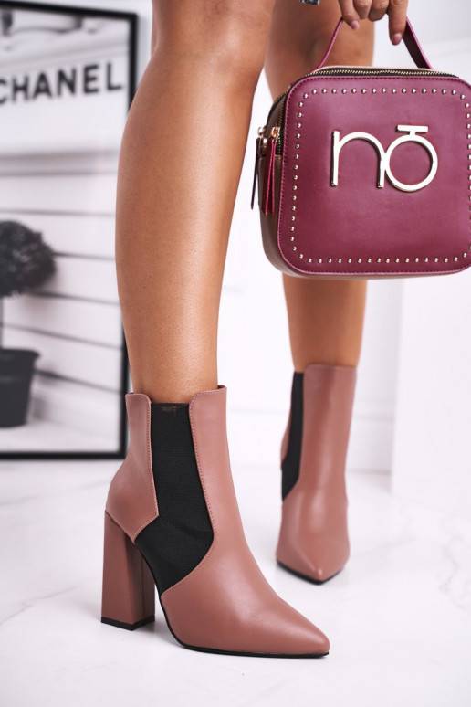 Botas de mujer con tacón en color rosa.