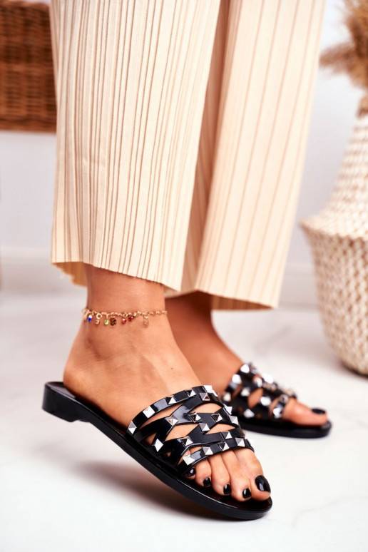 Pantuflas de goma negras con remaches. Pantuflas de goma negras con remaches.