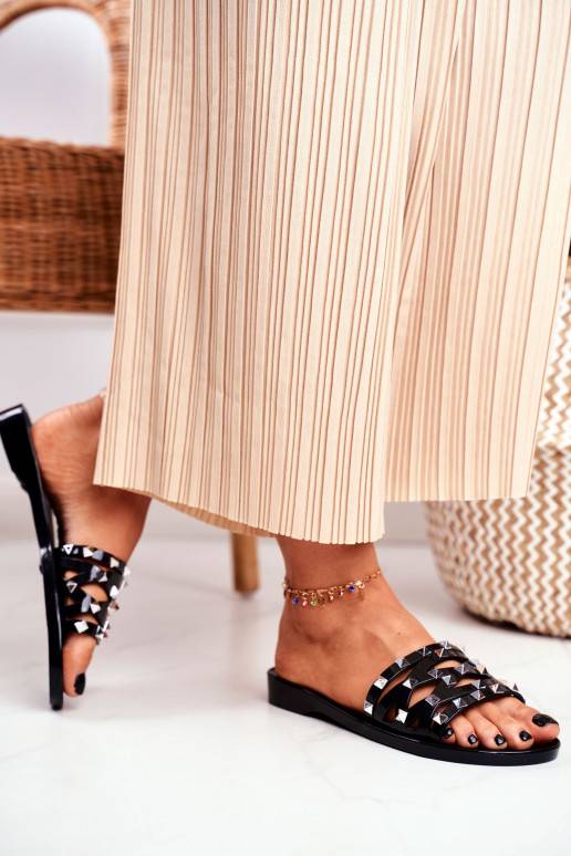 Pantuflas de goma negras con remaches. Pantuflas de goma negras con remaches.