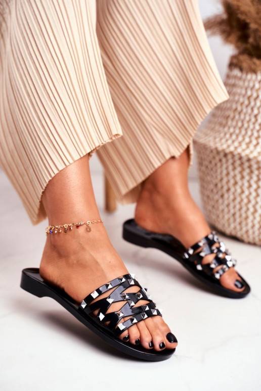 Pantuflas de goma negras con remaches. Pantuflas de goma negras con remaches.