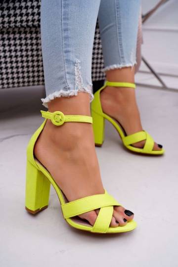 Sandalias de mujer con tacón en ante color amarillo flúor