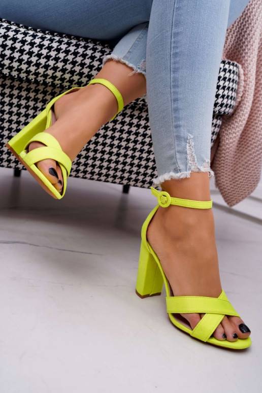 Sandalias de mujer con tacón en ante color amarillo flúor