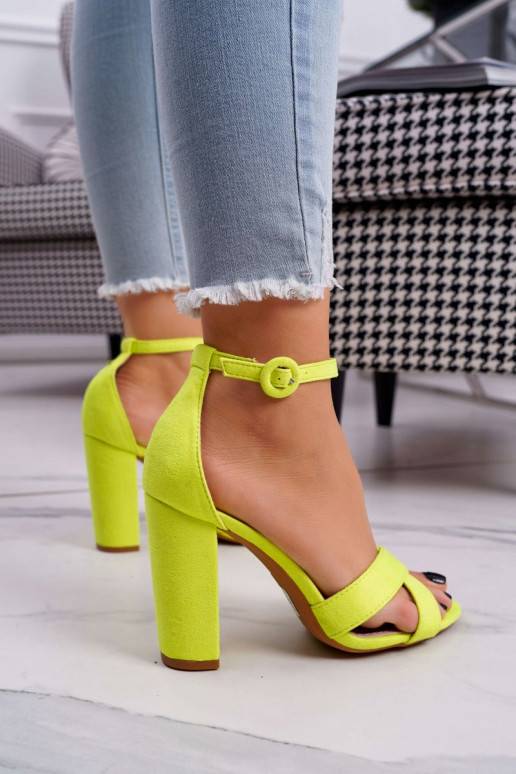 Sandalias de mujer con tacón en ante color amarillo flúor