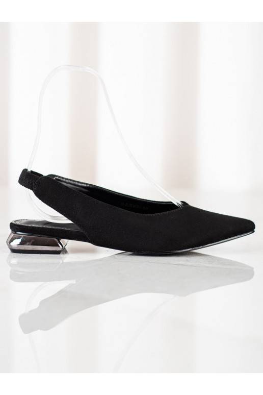 Botas negras de un modelo llamativo. Botas negras de un modelo llamativo.