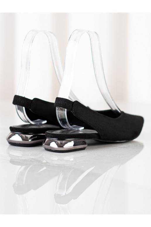 Botas negras de un modelo llamativo.