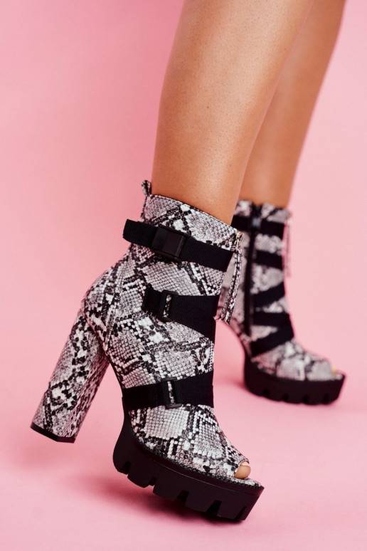 Botas con tacones imitación piel de serpiente.