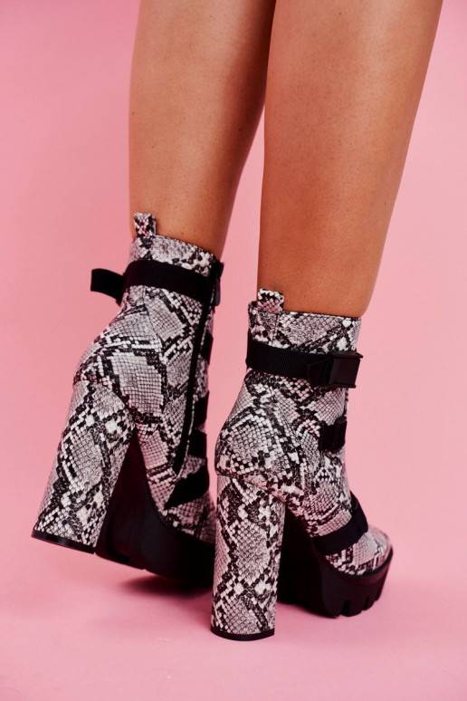 Botas con tacones imitación piel de serpiente.