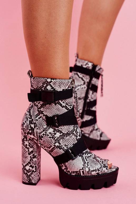 Botas con tacones imitación piel de serpiente.
