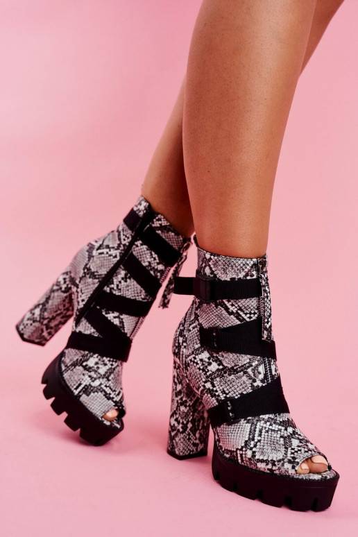 Botas con tacones imitación piel de serpiente.