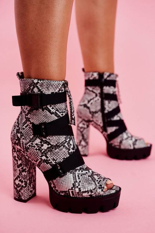 Botas con tacones imitación piel de serpiente.