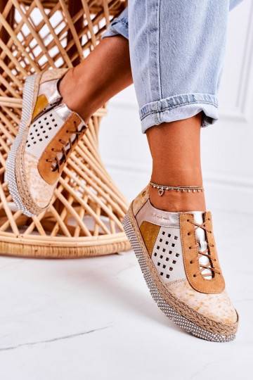 Zapatos de piel ecológica amarillos.