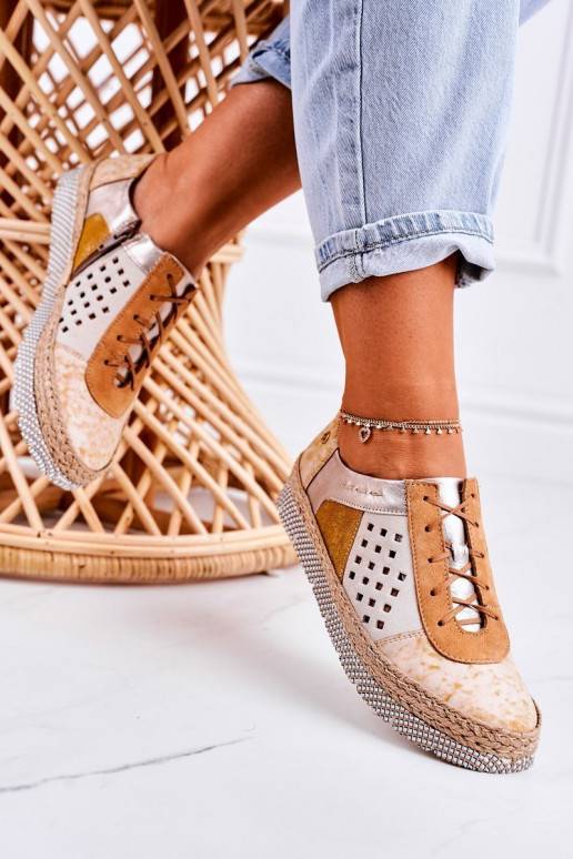 Zapatos de piel ecológica amarillos.