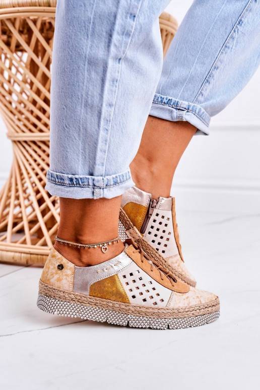 Zapatos de piel ecológica amarillos.