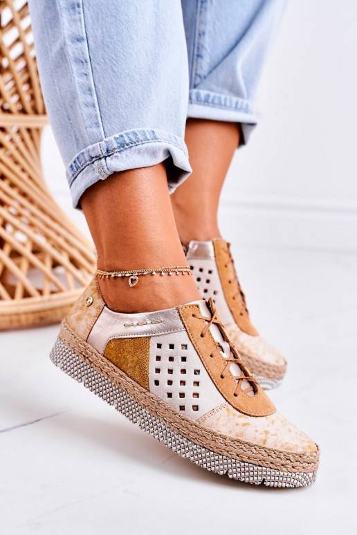 Zapatos de piel ecológica amarillos.