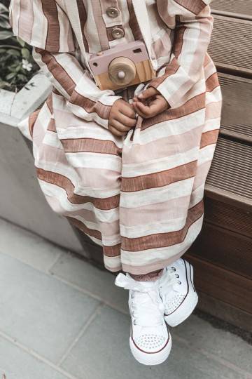 Deportivas infantiles con suela en color blanco con ojales de circonitas