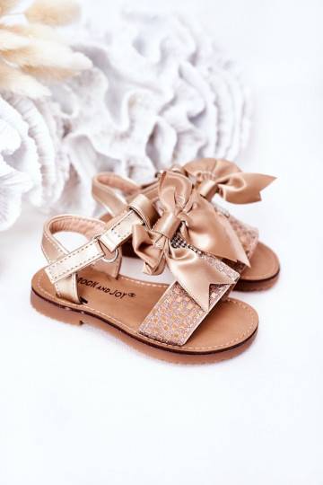Sandalias para niños con cintas en color dorado.