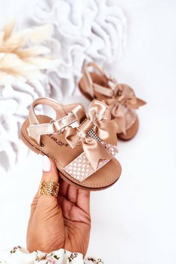 Sandalias para niños con cintas en color dorado. 2
