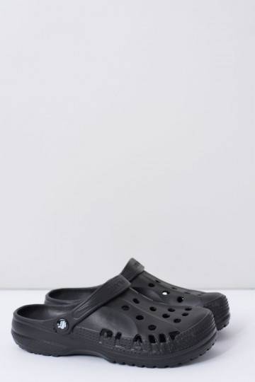 Las zapatillas son negras