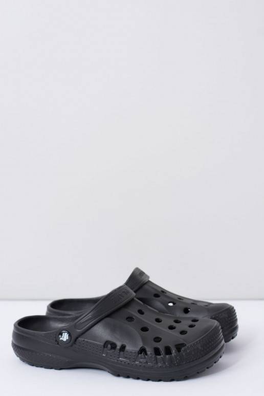 Las zapatillas son negras