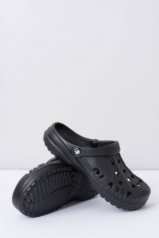 Las zapatillas son negras