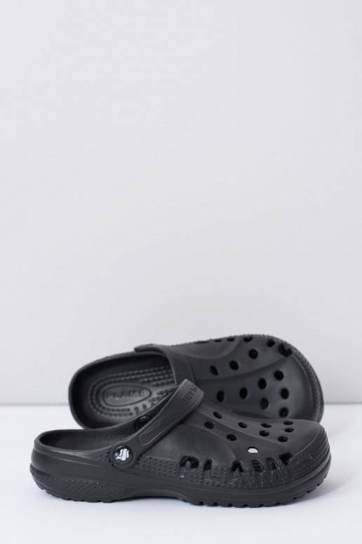 Las zapatillas son negras