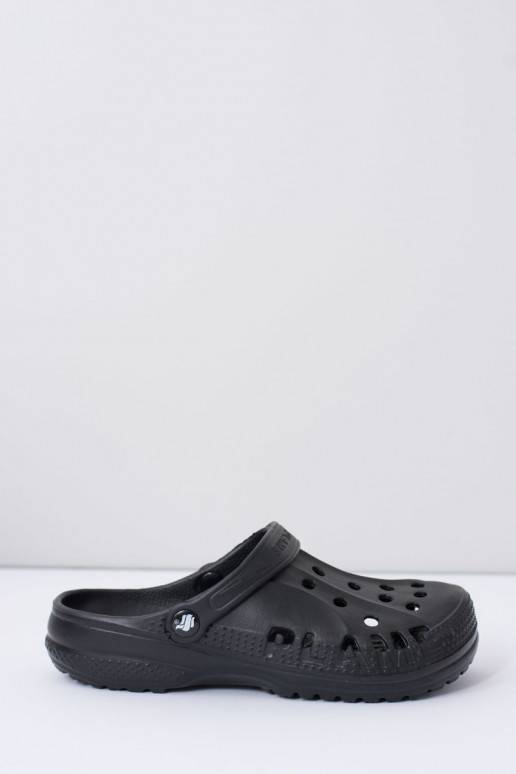 Las zapatillas son negras