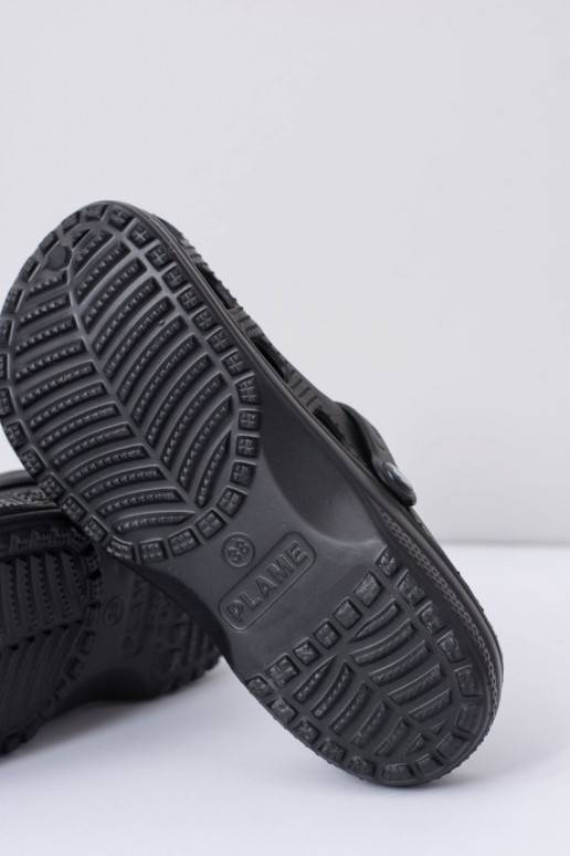 Las zapatillas son negras